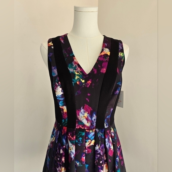 NWT Ellen Tracy Sleeveless Fit & Flare V-Neck Dress Black Multi Floral Sz. 2 - Picture 3 of 13